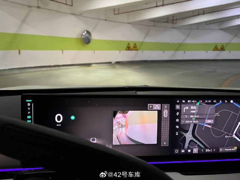 极越 01 更新了 1.4.0 之后新增了一个补打转向灯的功能，强调一下是“补打”。意思就是当你变道转弯的时候忘打转向灯，系统会帮你补上，所以开车的时候该自己打灯还得自己打。配图