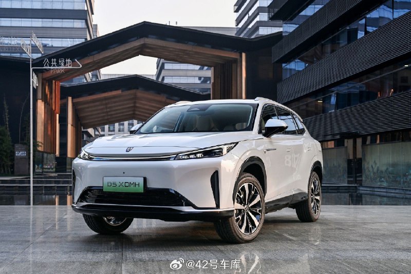 荣威 D5X DMH 来了，作为荣威 D 家族的首款 SUV 车型，这辆车最大的亮点就是搭载了 1.5T 涡轮增压混动专用发动机 + 双电机混联驱动组成的最新插混方案，CLTC 纯电续航里程 135 km，CLTC 综合续航里程可以达到 1300 km。配图