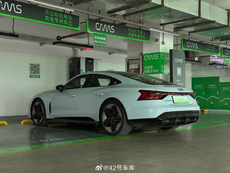 中午我们发了个开迈斯 App 的充电截图，终于见到能跑满 180 kW 的车了，找了两个挺有代表性的评论。配图