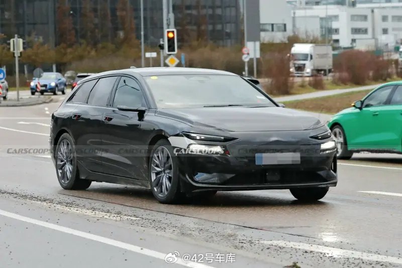近日，有海外媒体拍摄到了奥迪 A6 Avant e-tron 车型的低伪装谍照，新车将基于 PPE 纯电平台打造，采用 800V 高压架构，定位中大型纯电旅行车。配图