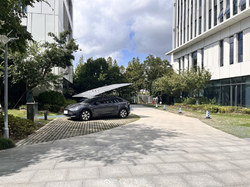 车友群里发现了个非常硬核的特斯拉「心情件」，有没有光伏行业的车友给普及一下这样放一天能充多少电？配图