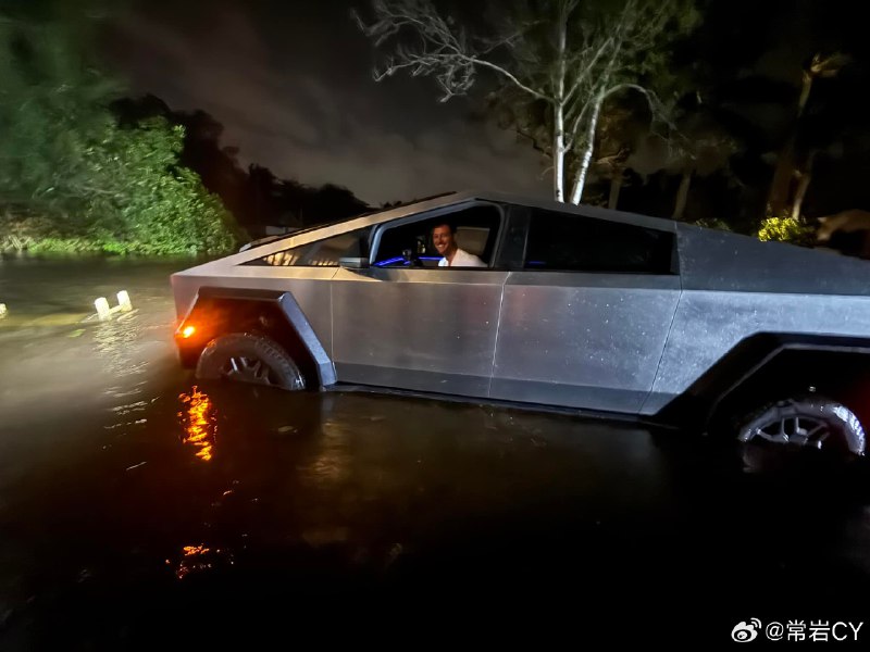 佛罗里达州的一些Cybertruck车主在4级飓风海伦（风速高达225公里/小时）登陆后使用了Wade模式。配图