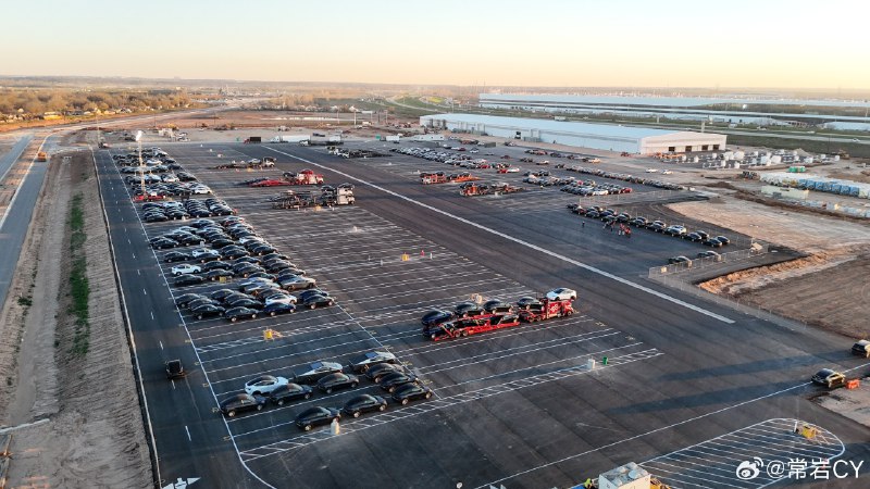 Giga Texas 现在总共有 140余辆Cybertruck 在场。配图