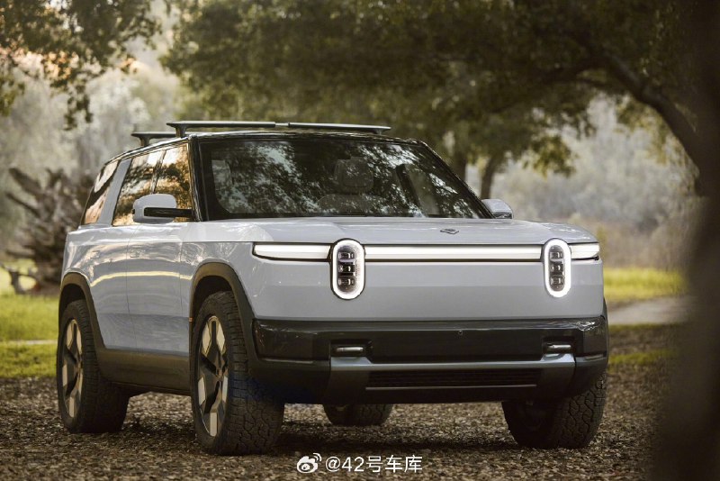 近日，美国纯电动品牌 RIVIAN 公布了旗下全新纯电动 SUV —— RIVIAN R2 的官图，新车售价为 45000 美元起。配图