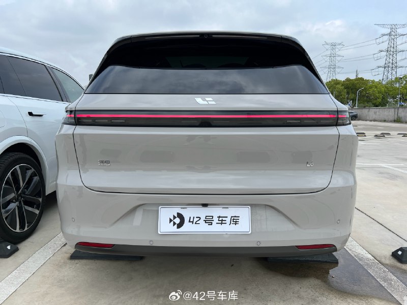 刚发现一个事情，理想 L6 车尾保险杠没有拖车钩盖板，底部也没有看到拖车钩拉环…配图