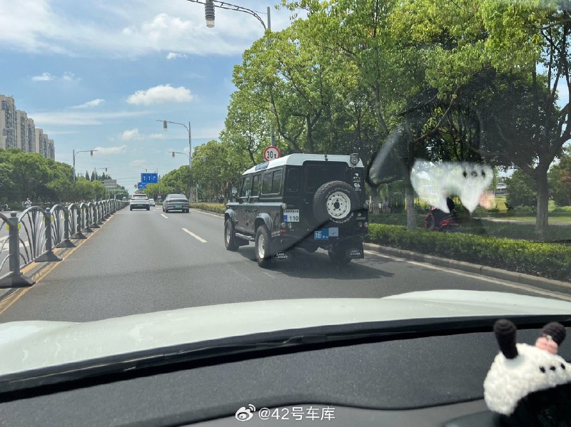 在路上偶遇一台老卫士 110，外观成色好到让人惊叹配图
