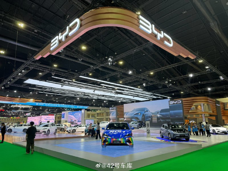 来到比亚迪在泰国车展的展台。配图