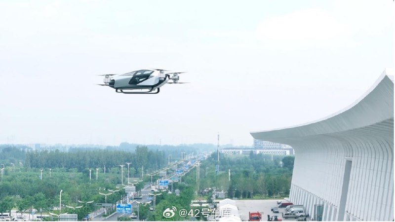 小鹏汇天旅航者 X2 在北京大兴机场临空经济区完成了首飞。配图