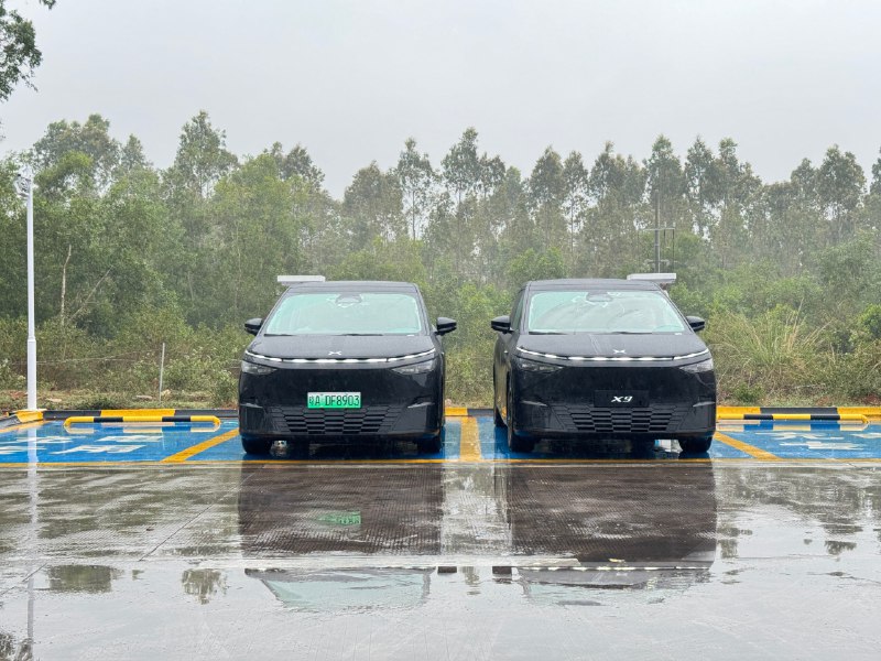 #小鹏x9四驱两驱续航pk# 又来了新变数，下雨了！而且外部温度到了15度，温度再往下降的话，22度设置的空调怕是要吹暖风了😭儋州·洋浦服务区配图