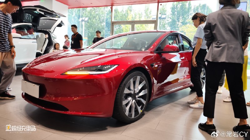 Model 3焕新版展车已到店，烈焰红的颜色质感让整车显得高级了很多。配图