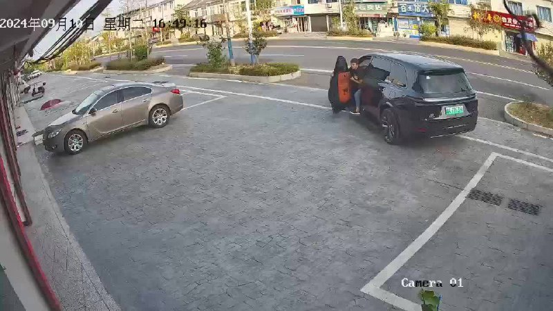 关于理想离车泊入时车自己开到路上的视频，从理想的哲伦班长@哲伦班长 那得到的解释是：视频封面