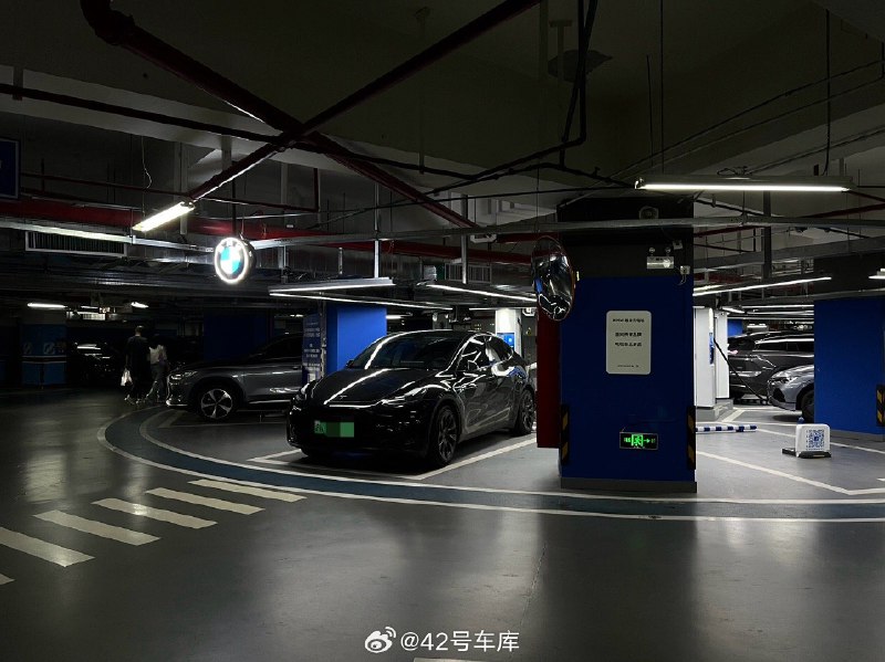 难得见到宝马官方运营的充电站，在静安大悦城的地下车库配图