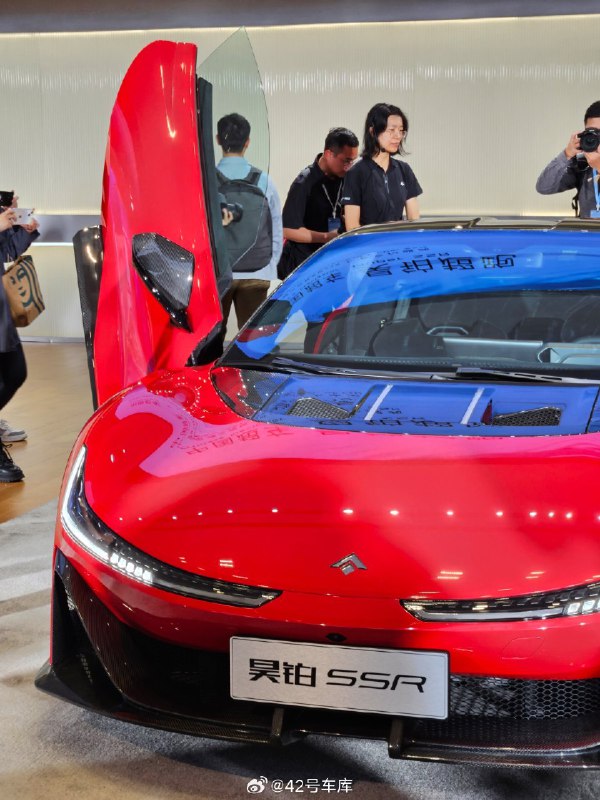 到广汽埃安新能源总部了，昊铂 SSR 吸引不少人，大家都在议论这款车会卖多少钱~ 🍉🍉🍉配图
