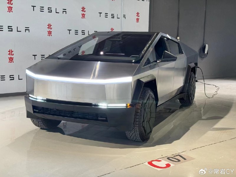 北京给Cybertruck做的这个背景墙不错。配图