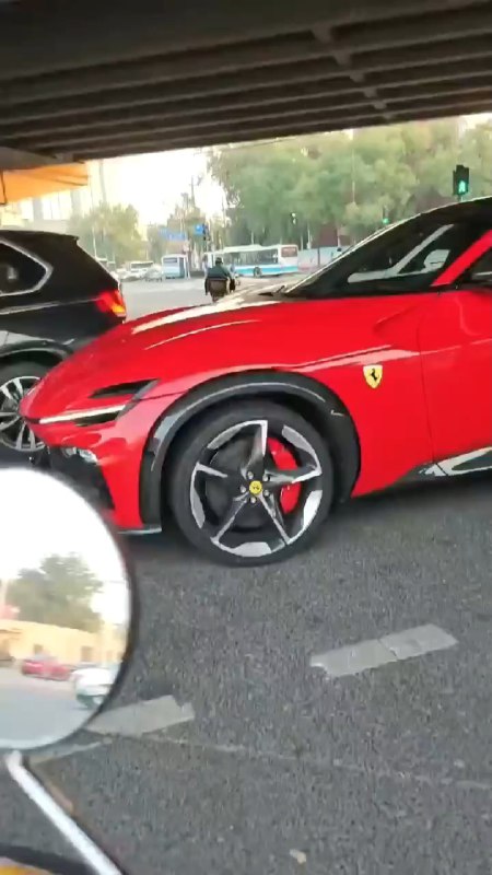 雷总被拍到正在研究法拉利的 SUV，不得不说在车企老总开遍标杆产品，特别是稀缺顶级的标杆产品方面，雷总绝对是做得最好的。 常岩CY的微博视频配图