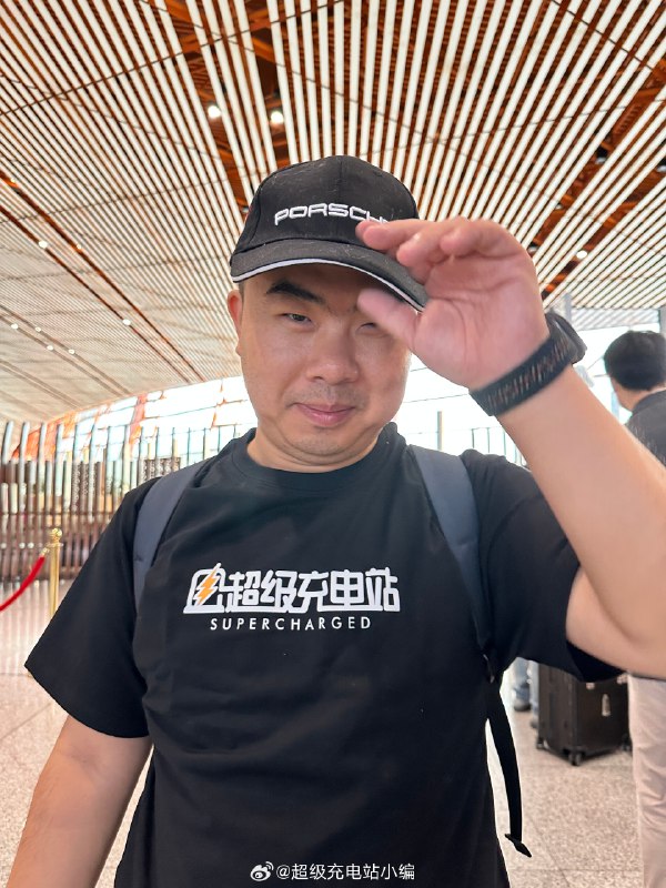 求安慰，四点半起来收到短信说飞机延误了俩个半小时的痛苦太令人绝望了…… 查看图片配图
