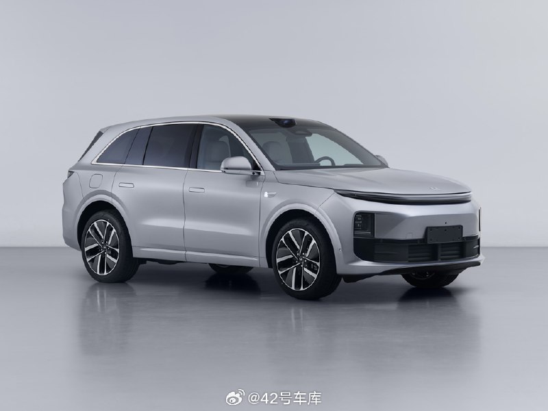 理想 L6 的证件照来了。配图