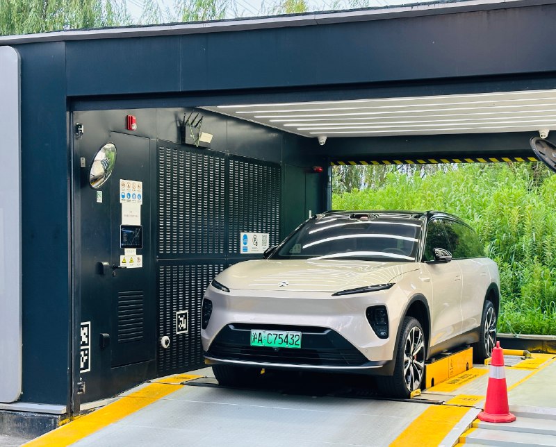 以前覺得人要下車的一代換電站賊不方便，但現在我又希望換電站能夠人離車後自動泊入，以及泊出到等候區，這樣我可以去上個廁所～配圖