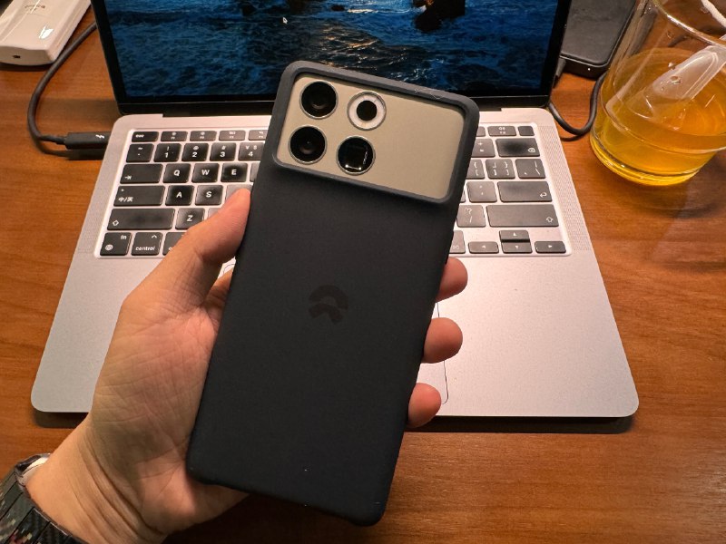 最终还是入手了NIO Phone 官方手机套，一个字：滑！配图