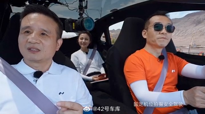 乐道 L60 吐鲁番极热体验的直播间，不少网友要求装电动遮阳帘。大家觉得对大天幕的家庭用车来说，电动遮阳帘是刚需吗？配图