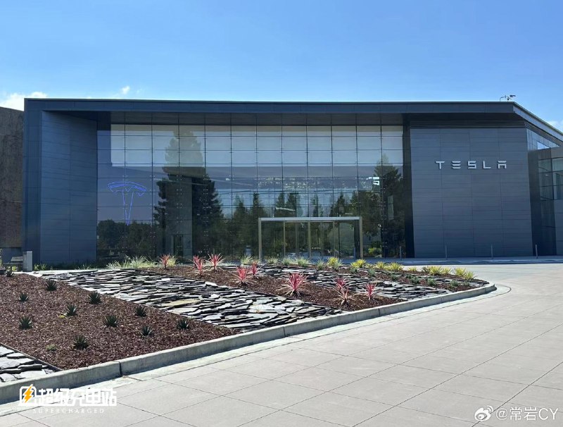今天短暂的时间里完成了对特斯拉双总部的打卡。配图