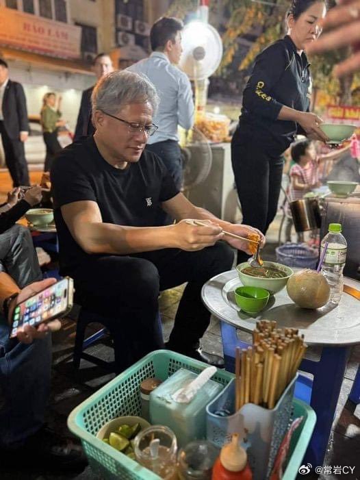 因为拍摄原因，最近看了很多科技企业给的前期资料，我觉得传统汽车品牌明年要遭遇的最可怕的并不是更加直接的网络对线，而是这些科技大厂久经考验的、屡试不爽的把一个小产品点讲成大故事的能力。配图