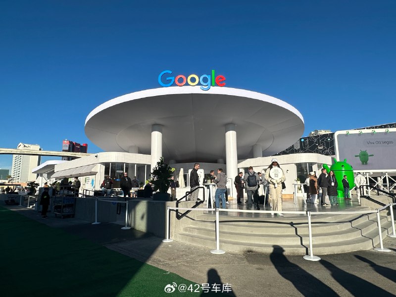 Google 的 CES 展台上也有车。配图
