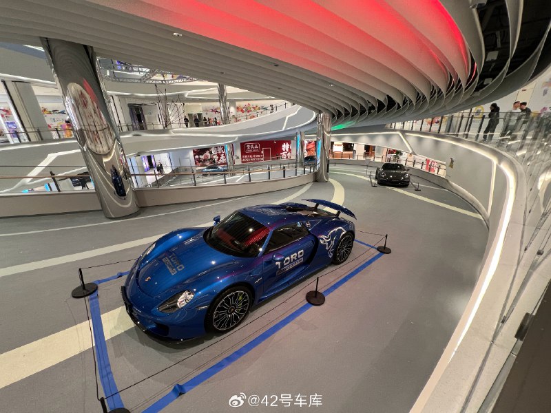 豁，逛个商场偶遇神车保时捷 918 Spyder，时间真快，距离它发布已经有 14 年了。同期的还有拉法和迈凯轮 P1，但只有 918 Spyder 跑了纽北，并打破量产车的圈速纪录，6 分 57 秒。配图