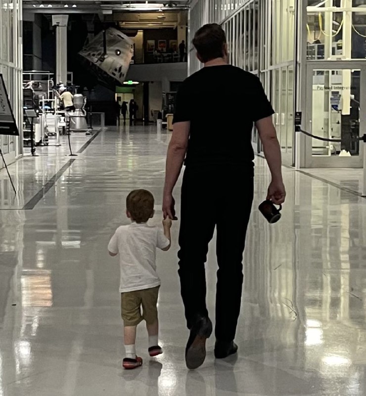 NEWS: Elon Musk visited SpaceX's HQ last night with his lil man X. https://t.co/0biu9caxiY配图