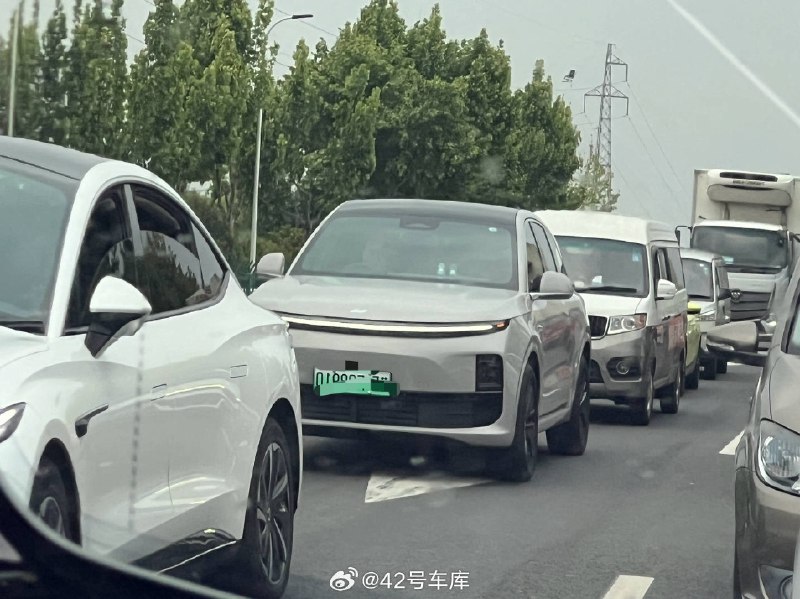 现在路上理想 L6 的能见度也越来越高了，这位苏州朋友选装了小象灰，但没有选轮圈，这应该是大多数考虑 L6 的朋友会选的组合吧🤔配图