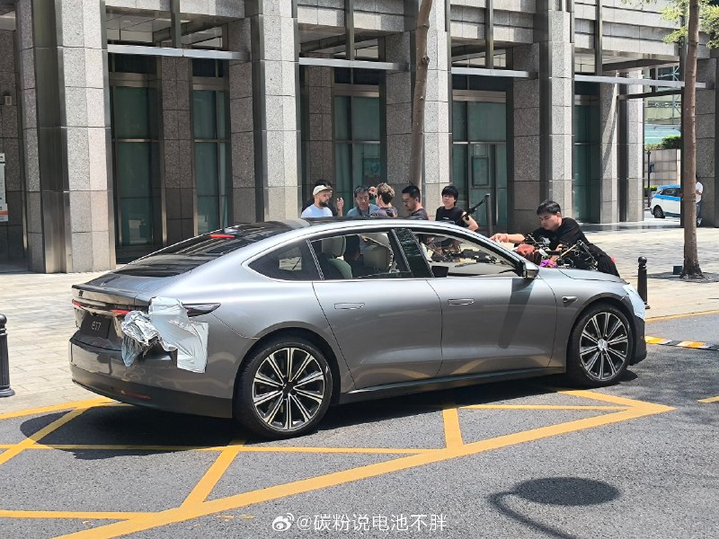 蔚来 ET7 新车采用了全新的月灰银配色，从图片里能看到多辐式镀铬轮毂，后排加上了两块娱乐屏，大家觉得改款之后的 ET7 好看吗？//@42号车库-莱因哈特:终于有银色了！配图