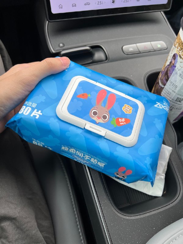开长途每次都特别讨厌虫子在挡风玻璃上的印子，白天可能还好一点，晚上的话开几个小时可能就惨不忍睹了配图