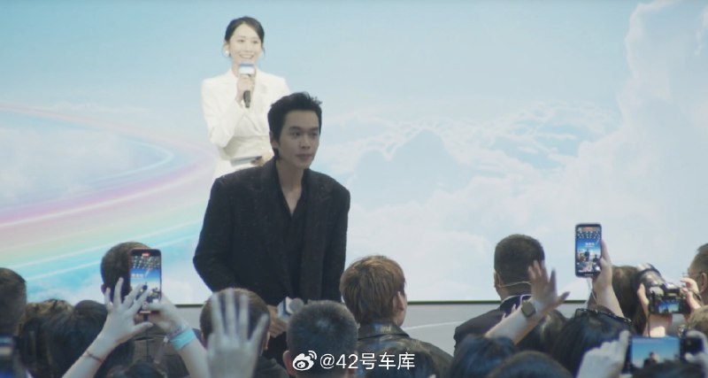 下午場的廣汽傳祺發佈會開始了，張若昀在廣汽傳祺展台。配圖