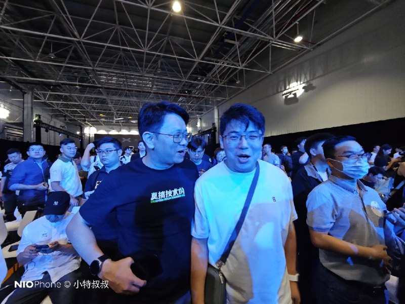 哈哈哈！羽毛在问高奔一个问题，大家猜猜啥问题。配图