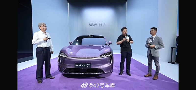 下午直播里，余承东跟尹同跃一起为智界 R7 站台，余承东说要把智界 S7 和 R7 打造成年轻人最喜欢的纯电品牌。配图