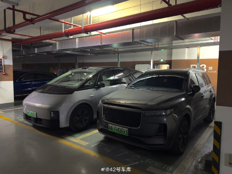 前几天把理想 MEGA 和我的理想 ONE 放在了一起，理想的第一款产品和理想的最新款产品，大家更喜欢哪个设计，感觉理想 ONE 的设计还是很耐看的。🤔配图