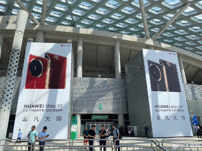 看场真人现场讲解的手机发布会。配图