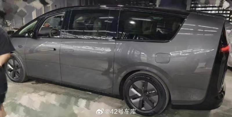 理想 MEGA 侧面无伪装爆料！配图