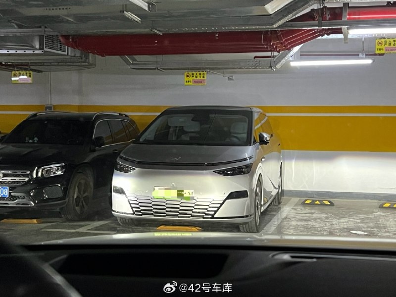 出门回来发现对面停着一台小鹏 X9，不知道是哪位邻居的，肉眼看着比隔壁 GLB 大上一圈。配图