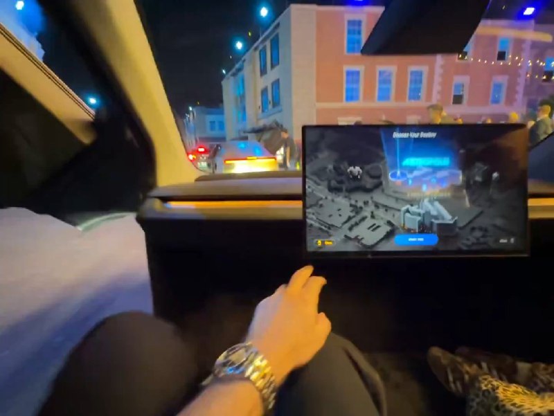 特斯拉 CyberCab 剪刀门特写，既可以通过屏幕控制，也和安全带做了联动，一扣上就会自动关闭。 常岩CY的微博视频配图
