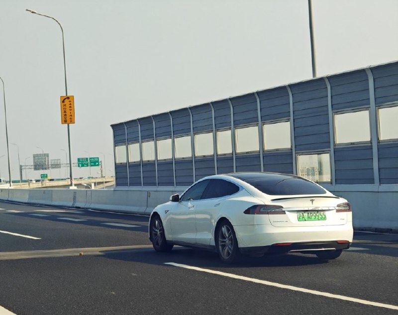 Model S 还是漂亮。配图