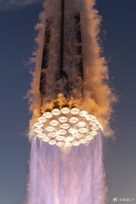 SpaceX发了一组Starship第二次发射的特写镜头。配图
