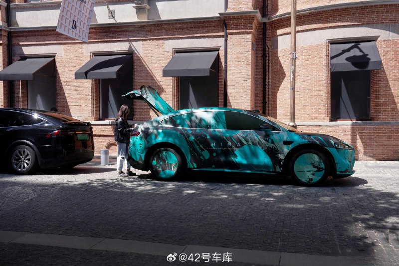 智界的 SUV 谍照来了。配图