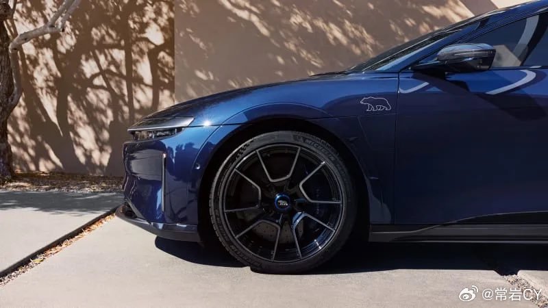 Lucid Air的旗舰车型蓝宝石售价约25万美元，在美国基本能买宾利了。配图