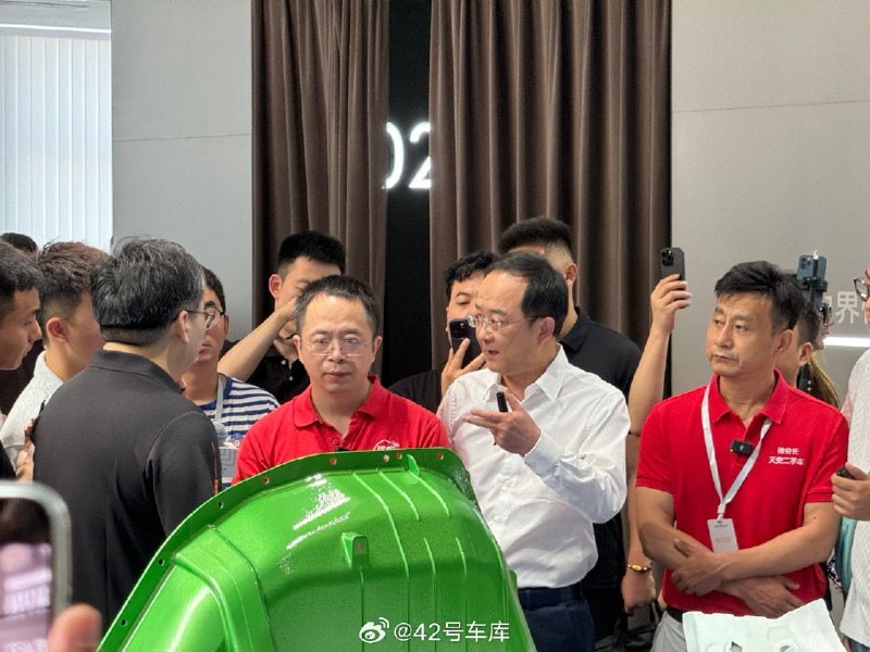 在交付现场，安聪慧亲自给周鸿祎讲解了极氪 009 光辉的底盘结构。配图