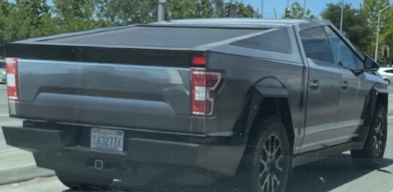 lMAO Tesla put a vinyl wrap in the design of a Ford F-150 on a couple of their Cybertrucks😂配图