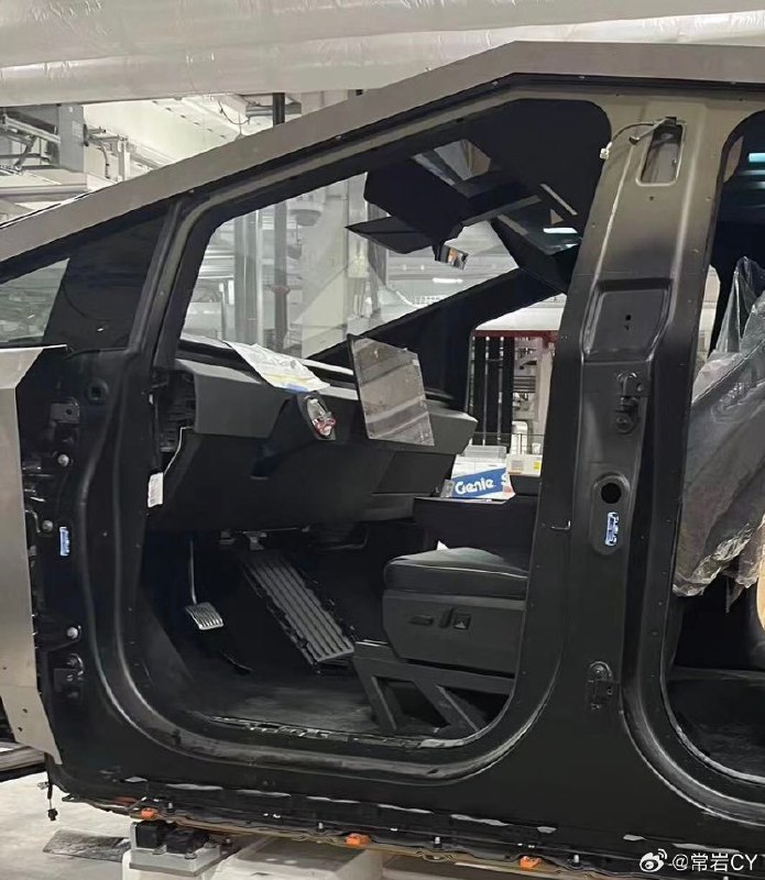 总装线上的Cybertruck。配图