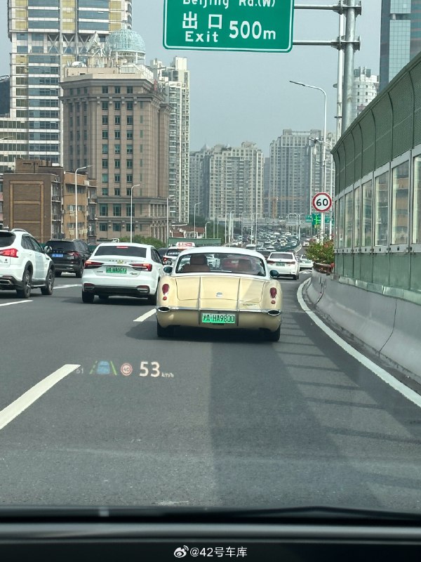 原来这车是真的有人会买，该说不说这复古外观的确不多见。但是 70 万的售价，已经可以落地一台 718 了，换做是你会怎么选？配图