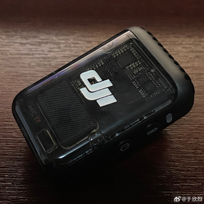 DJI Mic 2 小麦克风（发射器）能单独蓝牙直连设备，是个亮点（像 Pocket 3、OSMO Action 运动相机、手机）。不过这种便捷是有代价的：蓝牙连接模式下，小麦克风的内录功能和降噪录音功能，都不可用。配图