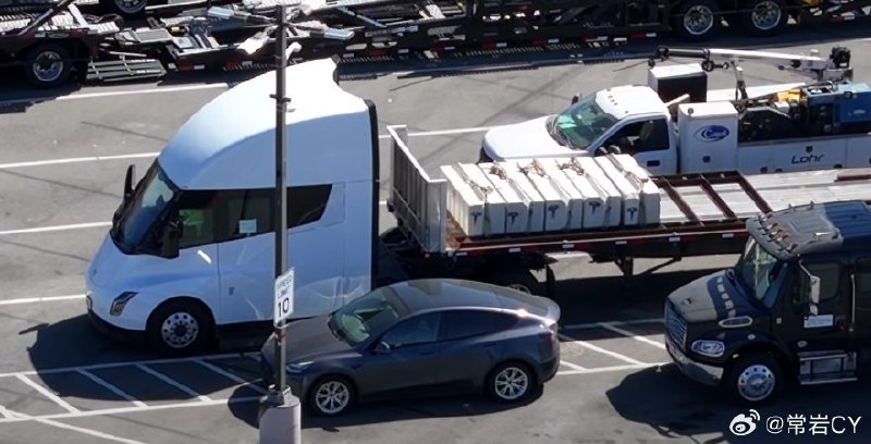 設想的場景終於成真了，特斯拉在 Fremont 工廠將兩輛 Semi 卡車投入運行當中。配圖
